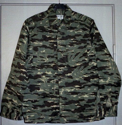 Model de camuflaj cu dungi de tigru