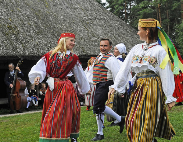 Estiški drabužiai mergaitėms
