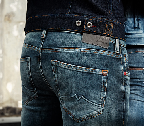 Nuanță frumoasă de denim Mustang